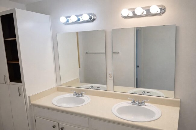 Photo - 2221 Timberwood Cir N