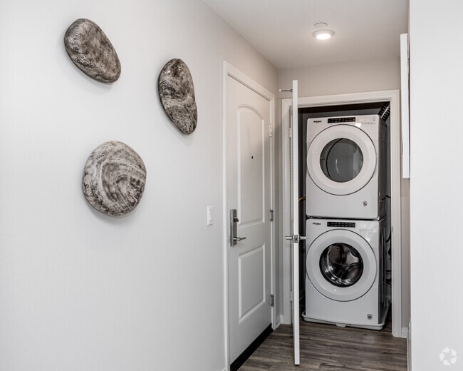 2BR, 2BA - 1115 SF