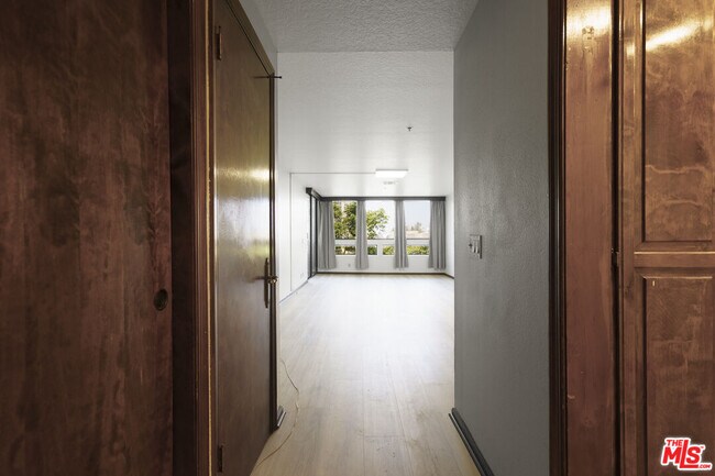 Building Photo - 880 W 1st St Unit 306