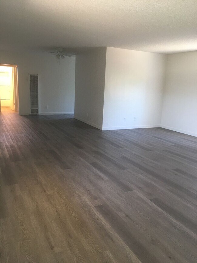 18555 Burbank Blvd Apartments