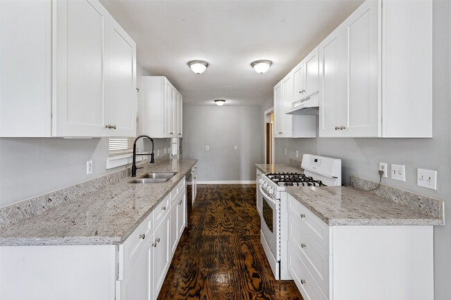 11806 E Jane Ln