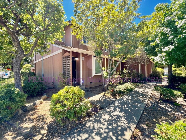 Photo - Delightful End Unit Townhome with Washer/D... Unit D1