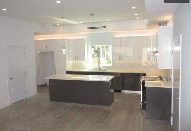 Photo - 6848 Encino Ave