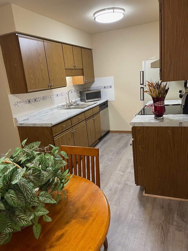 Dishwasher/Microwave - S70W14965 Cornell Cir Unit 8