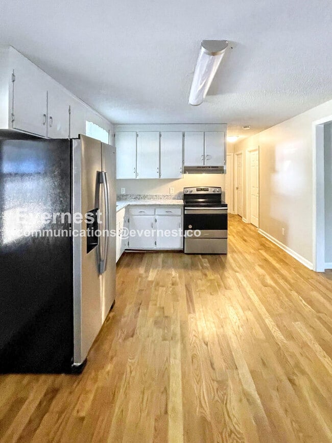 Photo - 206 E Hillcrest Dr