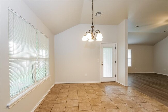 Photo - 1338 Selborne Pl