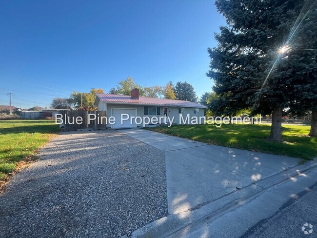Building Photo - 810 Bergeson Dr Rental