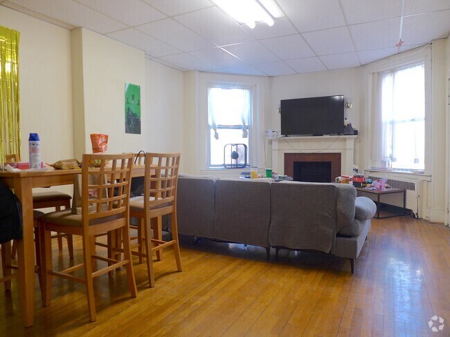 Building Photo - 908 Beacon St Rental