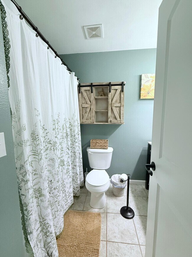 Photo - 806 Hawks Cir Dr