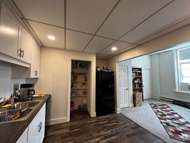 Building Photo - 8 W Main St Unit Apt. B