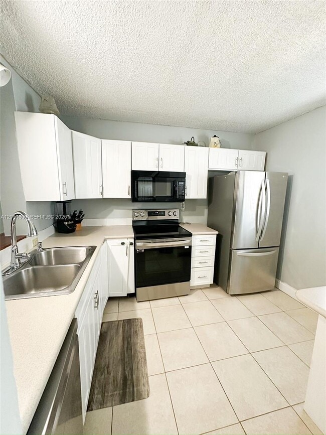 Building Photo - 2860 Somerset Dr Unit 400K