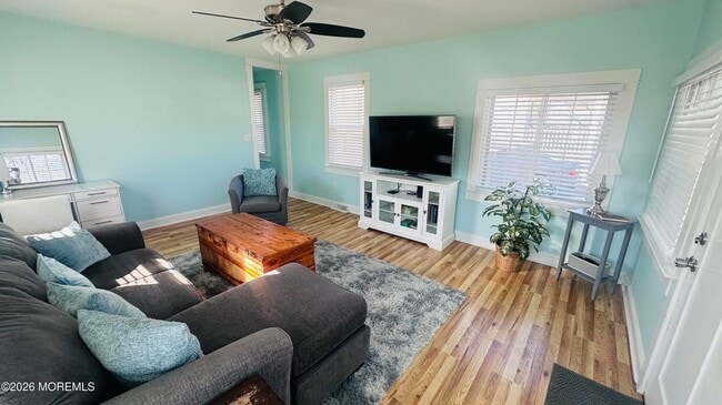 Photo - 402 Maple Dr