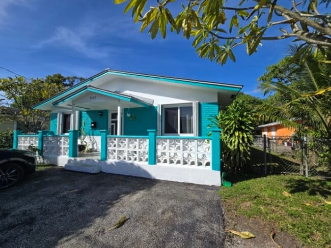 Building Photo - Comfortable Oakland Park Living - 3BR with Outdoor Space