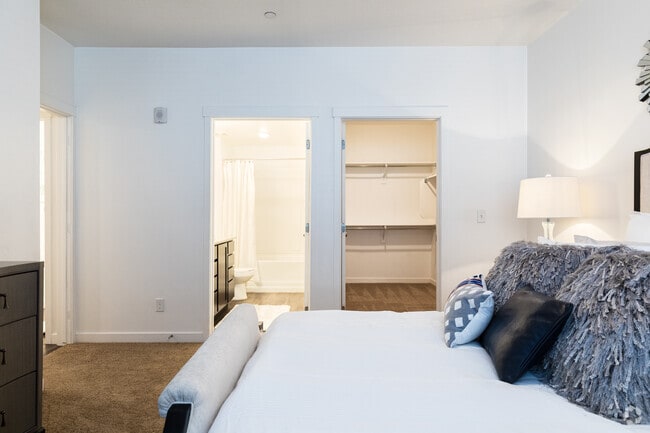 2BR, 2BA - 1,100SF - Aderra Apartments