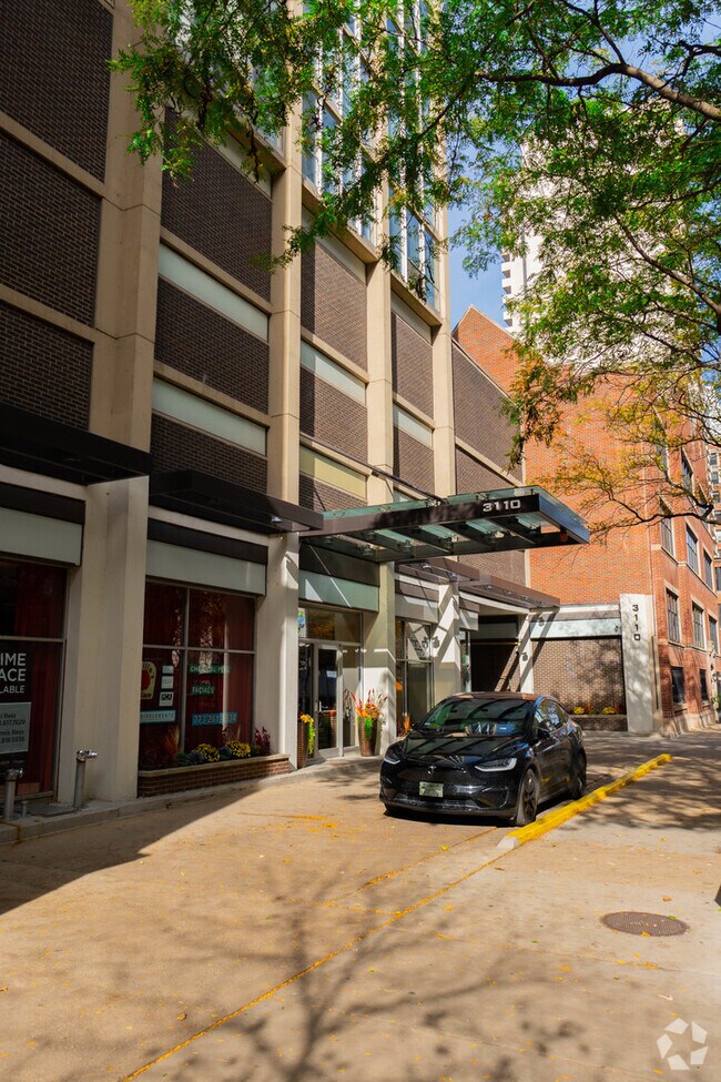 Building Photo - 3110 N Sheridan Rd Rental
