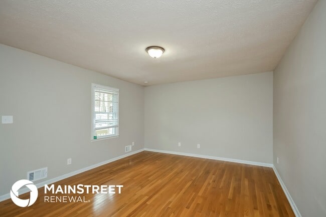 Photo - 2940 Landmark Dr SE