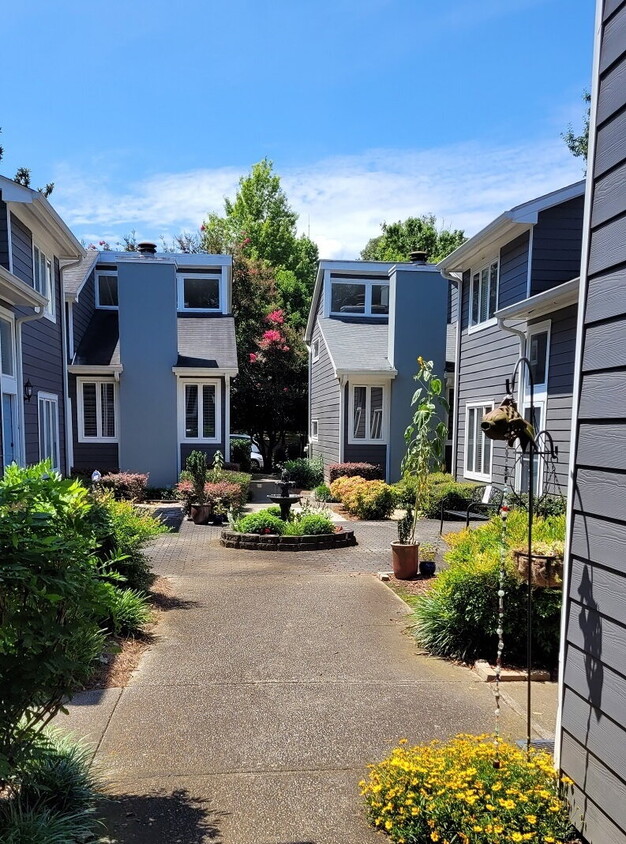 Pet Friendly End Unit! - Pet Friendly End Unit!