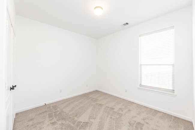 Building Photo - 26306 Julia Manor Dr