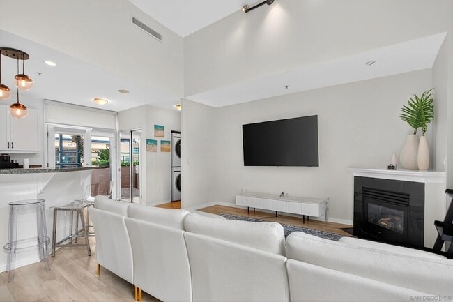 Photo - 555 Front St Unidad 206