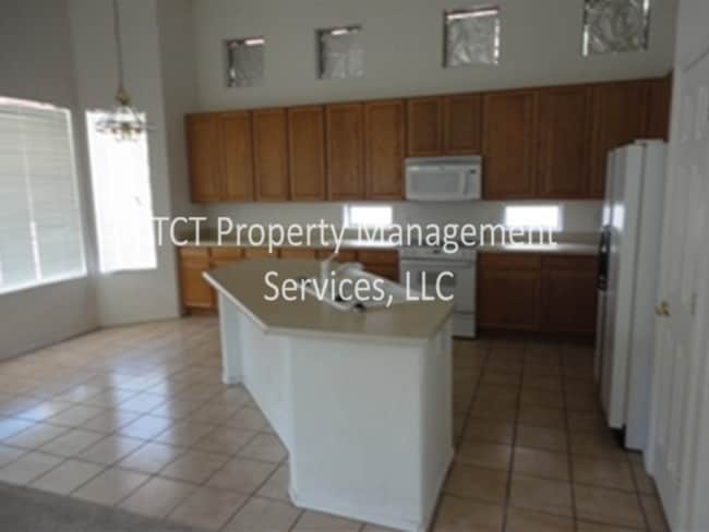 Photo - Large 4 Bed/2.5 Bath with 3 car garage in Glendale!