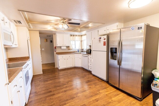 Photo - 6 Bedroom 3.5 Bathroom Tri-Level Home In Tempe close to ASU