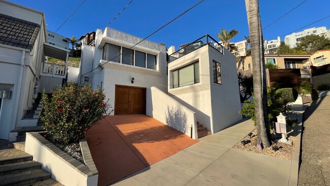 Building Photo - Ocean View 3-Bedroom House on Bay St. walkable to the Beach