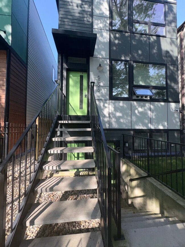 Building Photo - 6326 S Rhodes Ave Unit 2 Rental