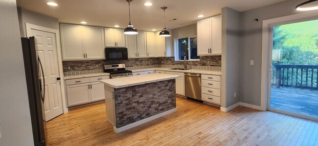 Photo - 5 bedroom 2.5 Bathroom single family home ...