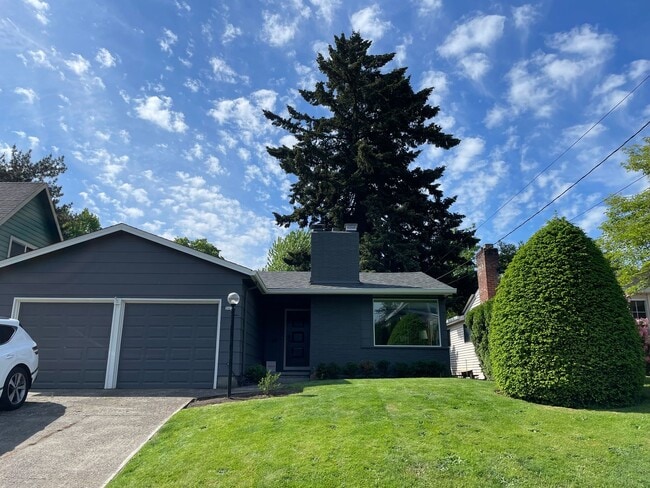 Building Photo - Stunning Eastmoreland Mid-Century Modern w/ Private Yard, A/C