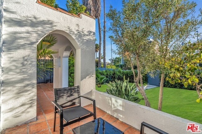 Building Photo - 1006 N Crescent Heights Blvd Rental