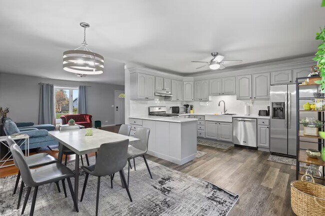 Comedor con cocina totalmente equipada - 1002 Juniper Ln