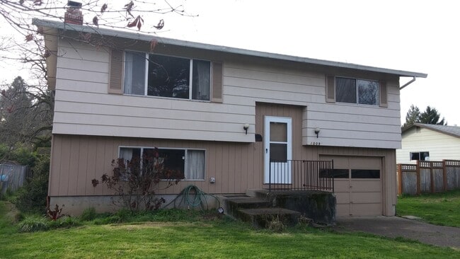 Building Photo - Large 3 Bed, 2 Bath Split Level Home in Newberg- Landscaping Included