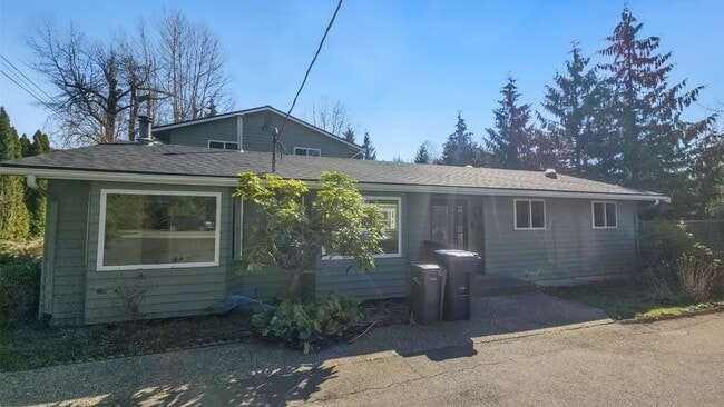 Building Photo - Fully Remodeled 2 Bed 2 Bath Front Unit in Prime Lynnwood Location