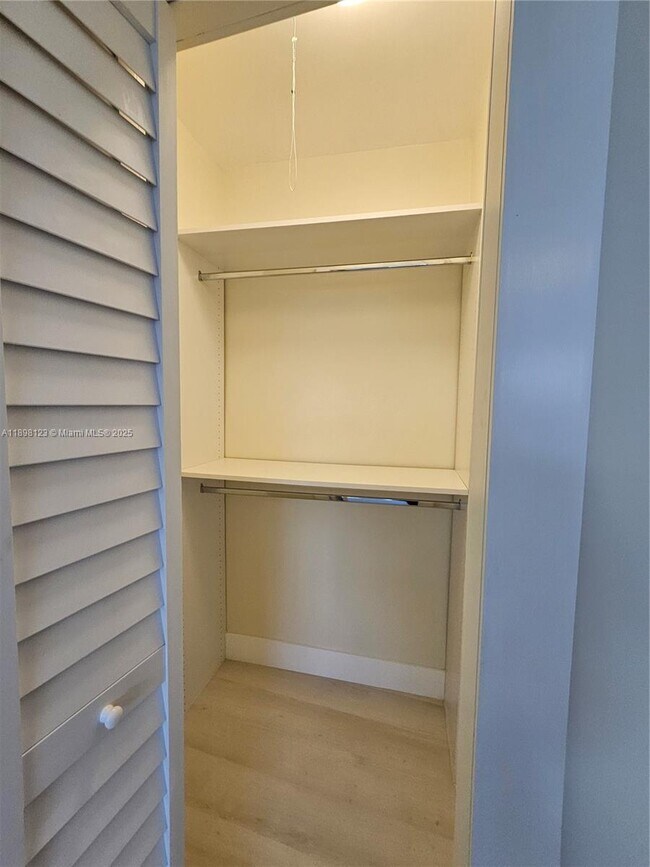 Photo - 834 Raymond St