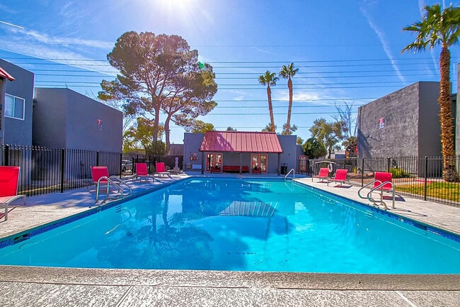 Relájese y descanse en esta impresionante piscina, que ofrece una escapada perfecta dentro de su espacio vital. - The MARQ at 1600