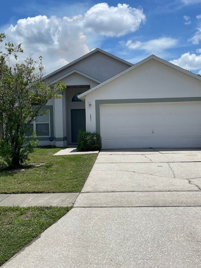 Building Photo - Adorable 3 bdrm/2 bath home with vaulted ceilings!!!!
