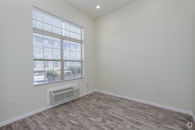 1BR, 1BA - 700SF - Bedroom