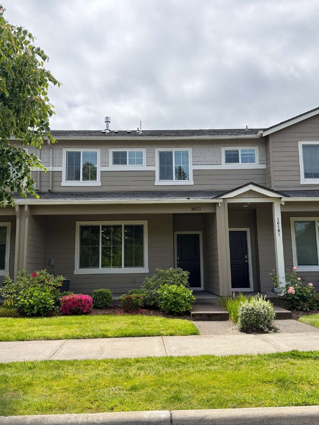 Building Photo - 3 Bedroom / 2.5 Bathroom Townhome - Near Bethany & PCC