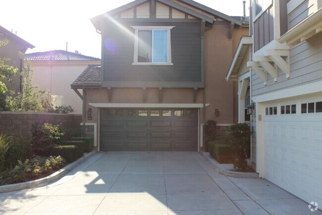 Building Photo - Adorable 3BR/2.5BA Condo Available in Tustin