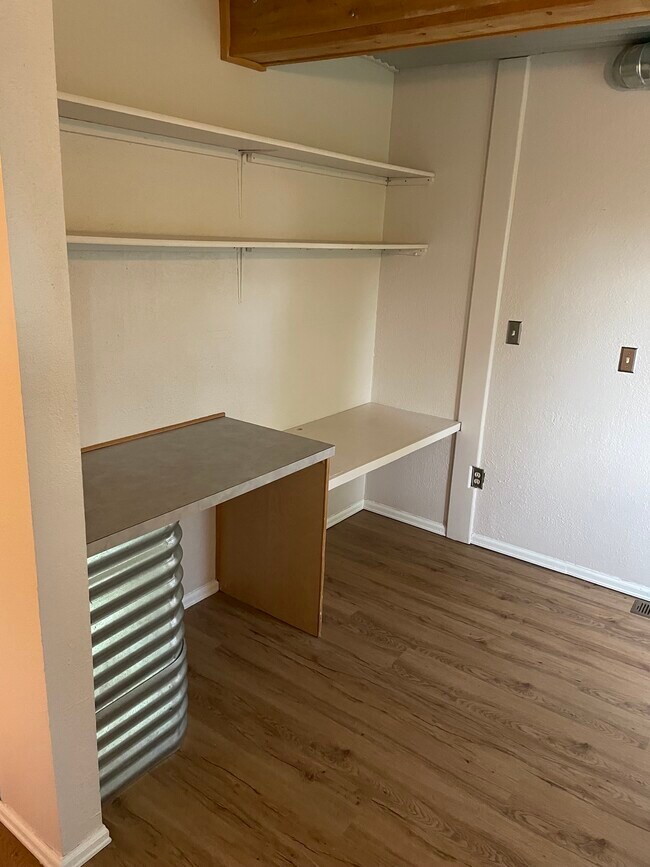 Built-in desk/entertainment area - 600 E Glenwood Ave Unit B