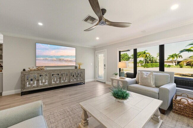 Naples Park PET FRIENDLY POOL HOME - 3BDRM. 2 BATHS