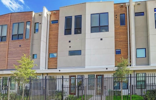 Photo - 2401 Crawford St