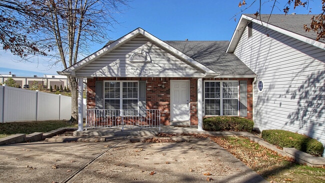 Building Photo - Two Bedroom Villa Unit 5- 2344 Ridgecrest Rental