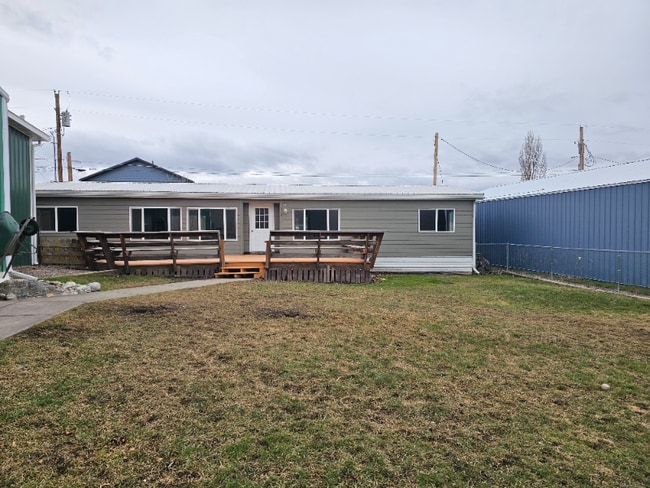 Building Photo - 914 5th St E