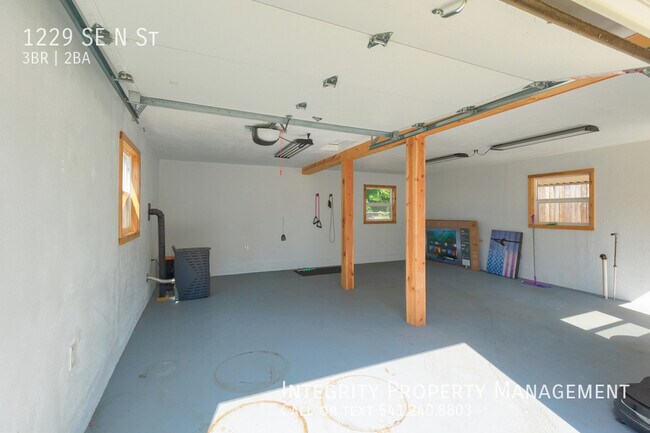 Photo - 1229 SE N St