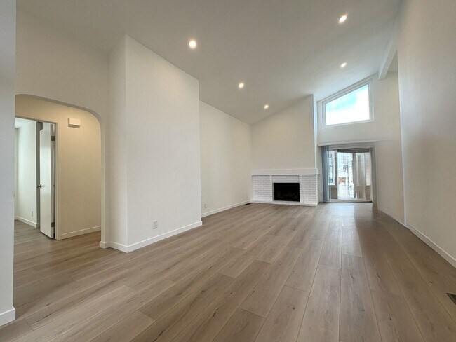 3532 Rollingside Dr