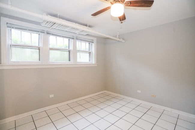 Building Photo - 1342 W Foster Ave Rental