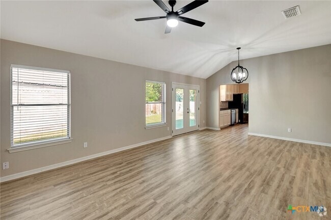 Building Photo - 515 Versailles St Rental