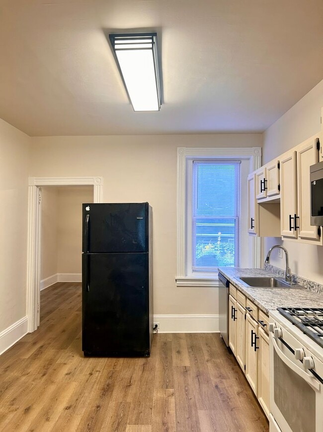 Photo - 230 1/2 W Walnut St Unit Apt 1 First Floor
