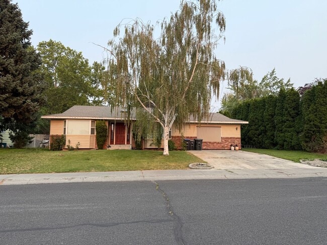 Building Photo - 2137 S Belair Dr